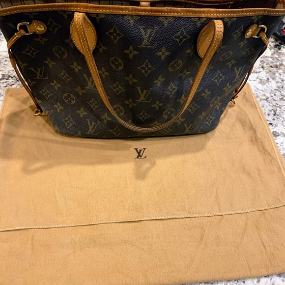 (USED) Louis Vuitton Neverfull Purse. Please message if you’re Interested.Thanks - Picture 6 of 11